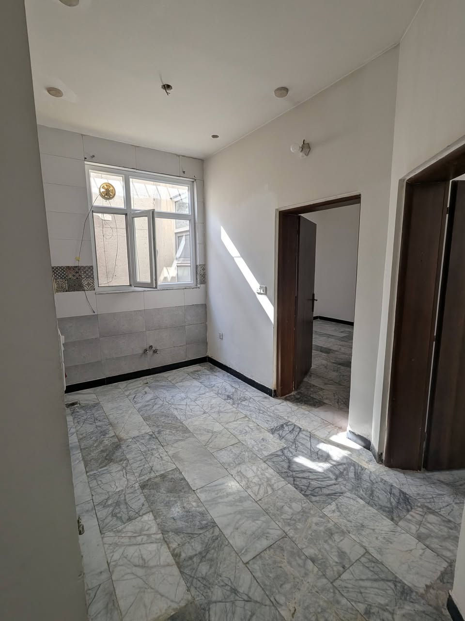 شقه للأيجار .. بدون دلاليه
بنايه حديثه طابق ثاني 

غرفتين هول مطبخ حمام بالكون 

كراده داخل 

***********  عوائل

