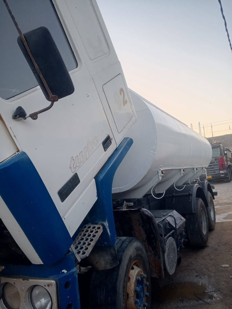 السلام عليكم فالفو للبيع جاهزه من كلشي تخم تاير جديد باتريات جديد تانكي جديد قماره نضيفه داخل جديد شاصي مكفول جاهزه من كلشي تانكي 20 طن سعر 160 وبي مجال ***********
