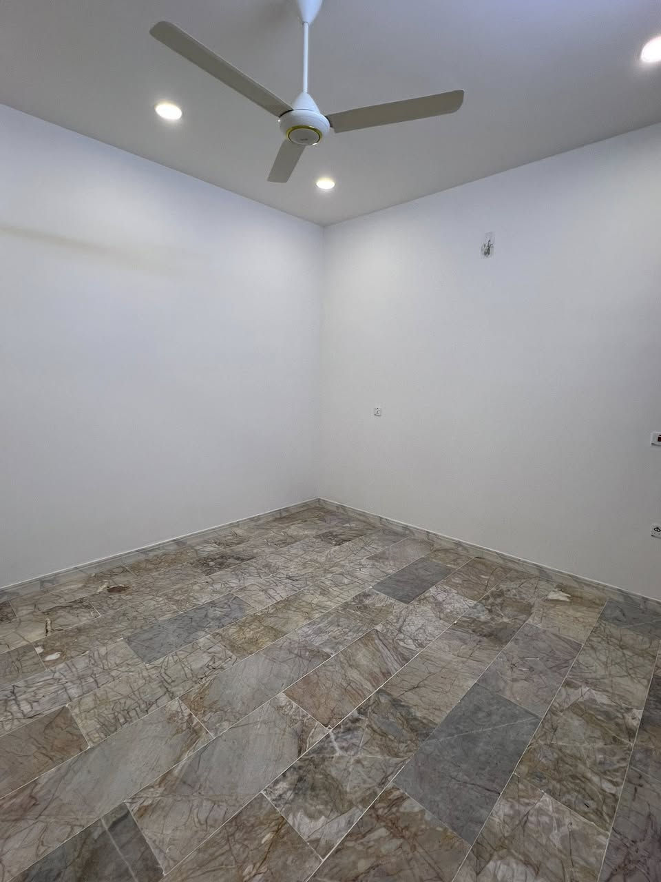 بيت للبيع فول بناء ٢٠٢٥ يحتوي ٤ نومً٤ حمام استقبال حولي مطبخ الشعله شارع ابو طياره ***********
