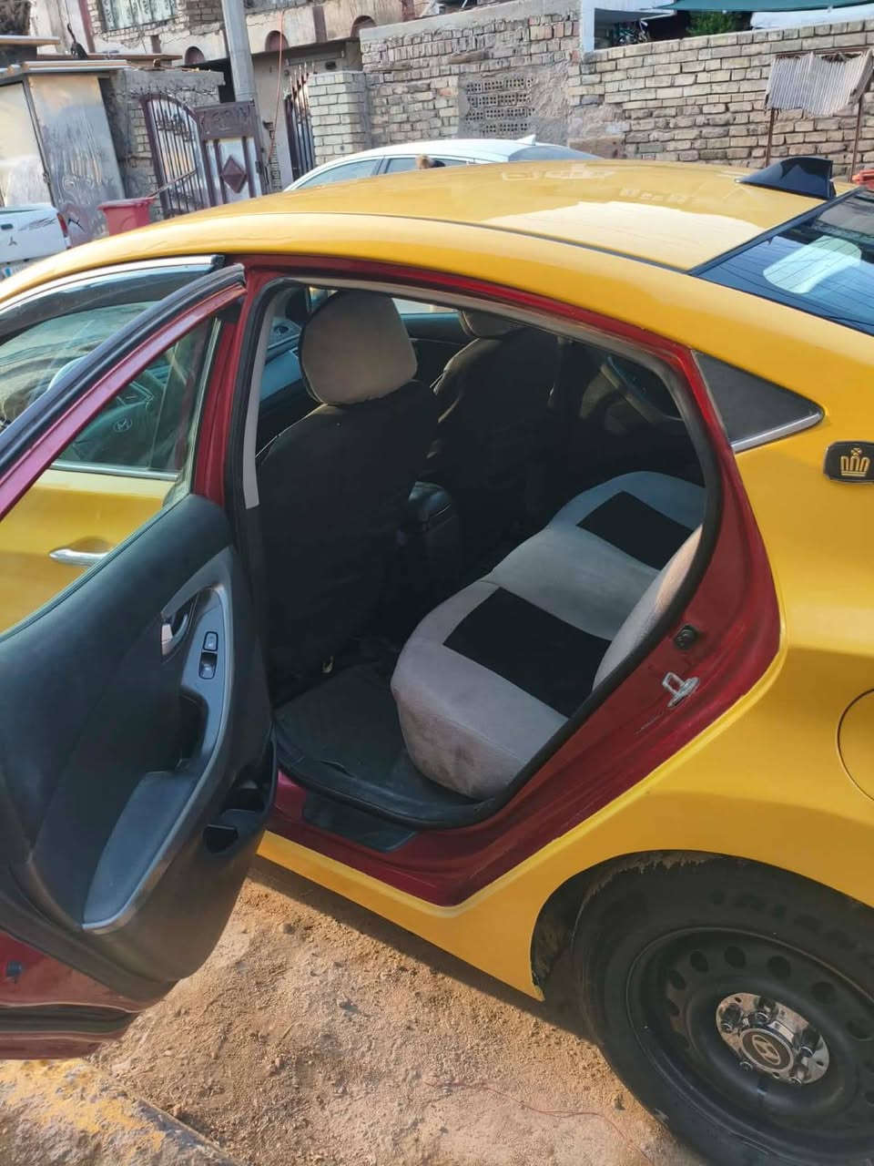 سلام عليكم الانترى موديل 14 فول مواصفات ما عدى بصمه أو سلايت روف تحكم ستيرن جهتين كشن كهربائي كامره مسجل شاشه صغيره حساسات خلفيه  ضربتهه دعاميه أو لبنيد فقط لا لغد ولا شواصي كما موضح في الصور الحادث أو مصلح نفسهن سياره ليبل واحد تخم تاير سياره جاهزا كبل للشارع رقم تليفوني   السعر 110 أو بيها مجال***********
