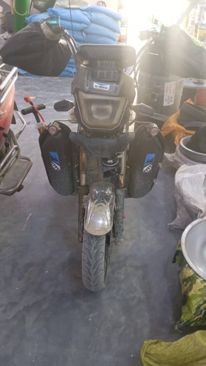 السلام عليكم عندي دراجه جبلي للبيع بطارياتهه جديده والسعر 400قفل قفل👍الرقم ***********
