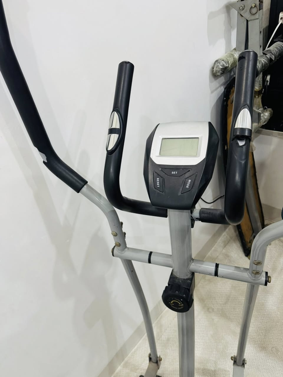 متوفر أجهزه رياضيه أجهزه جديده مال منزل جهاز الجري 120 كيلو مع ماطور تدليك شغالات شرط الفحص متواجد واتس اب ***********
