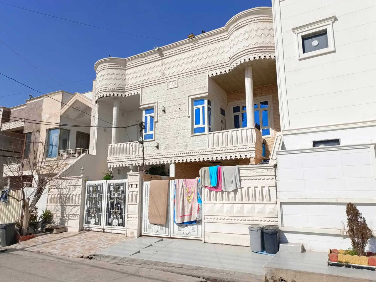 🏡بيع سريع | فروشتني خيرا 🏡
طابو صرف

بيت للبيع في أربيل حی بیرۆکۆت/ 8حساروک
موقع مميز قبله و قبل حدیقە و  الشارع 20 م متری 10 متری. مقابل شارع بنصلاوە و قریب شارع لاوان و مسجد شیخ اسماعیل عبدلانی.

100 متر
يتكون من :-
3 غرف نوم /واحد سویت، مطبغ حار و بارد، صالون و 2 حمام، 3 w.c
تمليك طابو صرف 
السعر فقط 6 دفاتر و 55 ورقه قابل للتفاوض 

- يسجل طابو بأسم اي شخص يحمل الجنسية
****
خانوو بۆ فرۆشتن لە بێرکۆت، 8 حسارۆک، تاپۆ.
100 مەتر 
پێکهاتووە لە :-
3 ژووری نوستن یەک سویت، مەتبەغ سارد و گەرم، 
2 حمام، 3 w.c

پێش حدیقە و دوو شەقام،20 م و 10 متری، ڕووگەی قبله، بەرانبەر شەقامی بنەسڵاوە و تەنیشت  جووت سایدی لاوان و نزیک مزگەوتی شێخ اسماعیل عەبدەلانی.

نرخی 6 دەفتەر 55 وەرقە
** :-

📞***********

📞***********
##عقارات #عقارات_سيفر #عقارات_اربيل #اربيل #بيت
