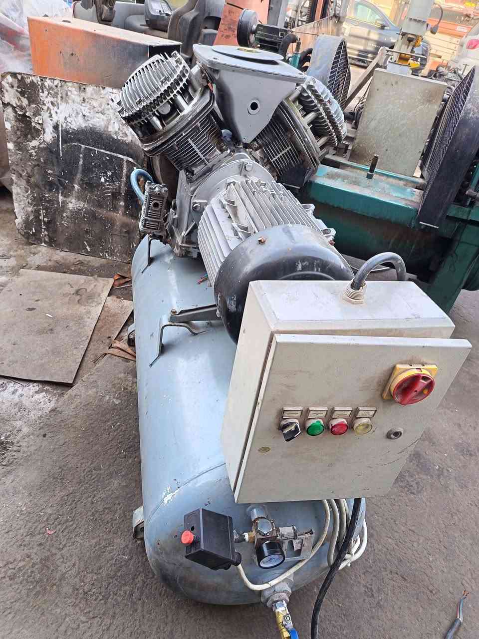 السلام عليكم كمبريسر هواء اطلس كوبكو سويدي حجم LE11 كمبريسر نظيف وبلادي للاتصال *********** العنوان بغداد باب الشيخ كراج الحرباوي محلات النور
