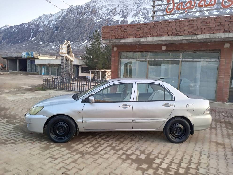 لانسەر مۆدێل 2008
ڕەقەمی تازەیە ژینگەی دراوە 
سەنەوی ٤ مانگە تەواو بووە
٤ پارچەی بۆیاغە بێ هیچ ناو گرتنێک
سۆنەریم داناوە هەموی دیاری کراوە
گێڕو مەکینەو تەبرید و تەقەو ڕەقە 
هەموی بەشەرت 
تەحویل و غرامەو بڕاوەی بەشەرت 
گێڕ عادی ... مەکینە گەورەی بیلاد
ناو زەرد و فۆڕنیکا
٤ جام کارەبا و ئاوێنە کارەبا 
٥٩ گەڵاو معامەلەیەکی زۆر کەم 
لە قەزای دوکانم 
*********** یان *********** دخان, السليمانية
