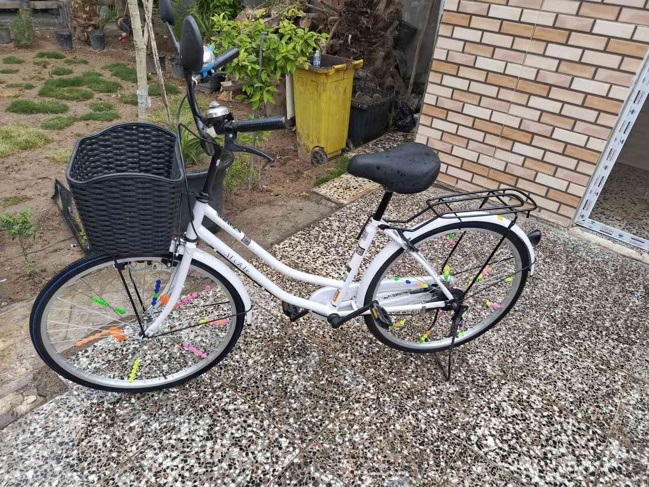 السلام عليكم  بايسكل للبيع متواجد بايسكل كلش نضيف شخط مابيه واتساب ***********
مكان بغداد جسر ادياله لقديم
