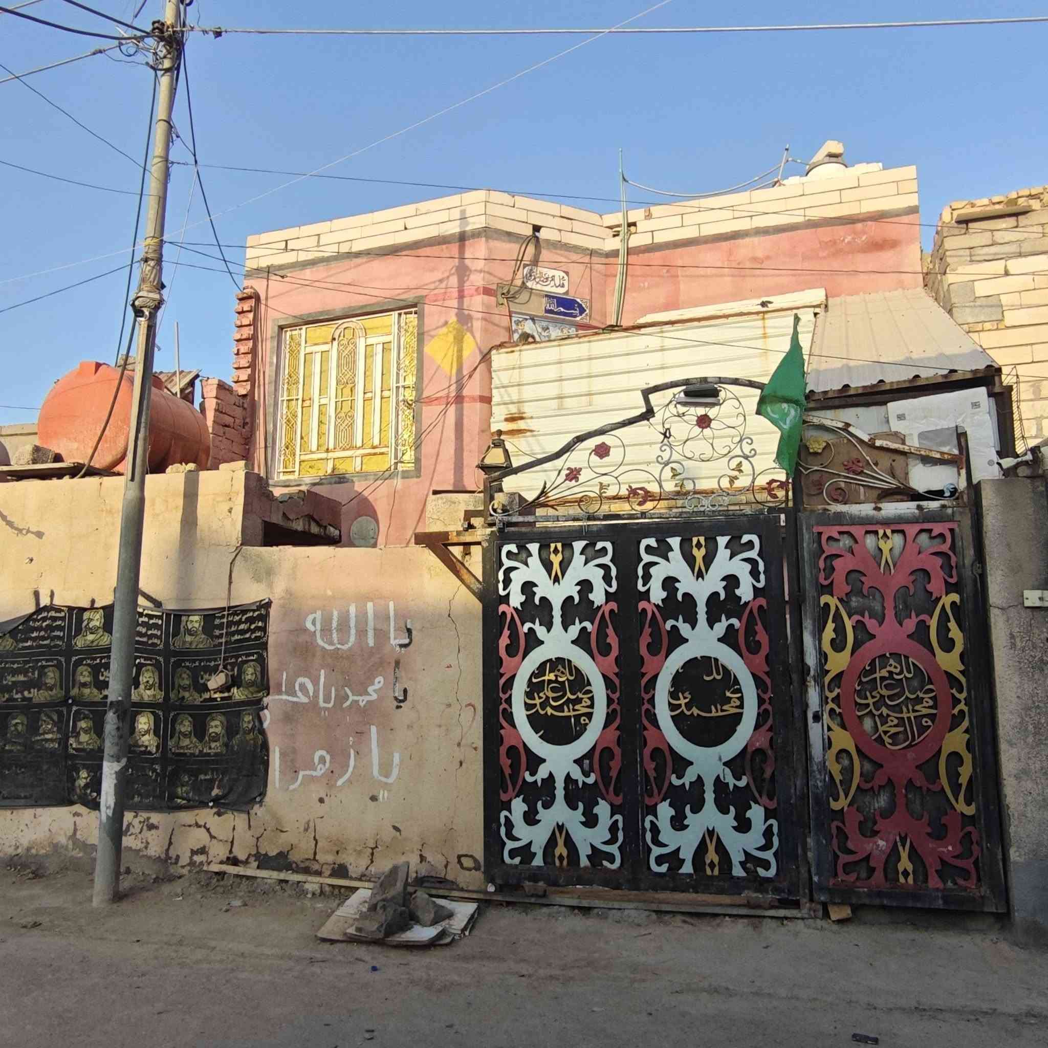 سلام عليكم بيت قاطين بنيان طابوك  للبيع او مراوس حسب الرغبه مساحه 171 النزال19 الواجيه 9 المكان دوانم حي السلام معامله كامله مال طابو الطابق الاول دوانيه عرض 6×5 غرفه نوم 5×5 صاله 6×4 بيه درجين داخلي وخارجي منور عرض9×2 ساحه 9×5 الطابق الثاني غرفتين نوم غرفه 6×5 غرفه الثانيه 5×5 صاله 6×4 حمام وتواليت ومطبخ 4×4 رقم الهاتف *********** علي العلياوي
