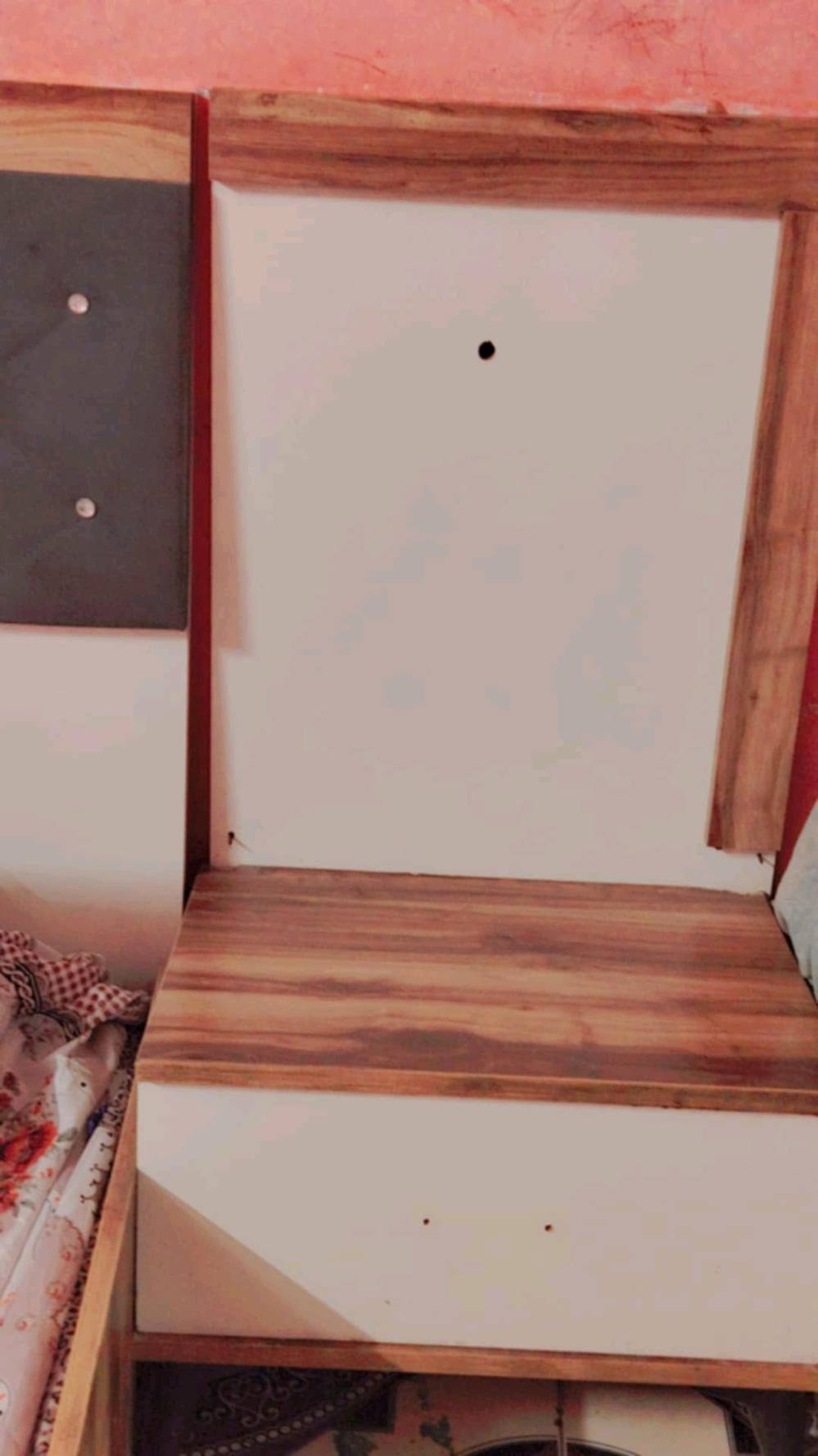 غرفة نوم متكاملة تشمل سرير بحجم متوسط ودولاب خشبي مع مرآة كبيرة. التصميم يجمع بين اللونين الأبيض والخشبي مما يضفي مظهراً عصرياً وأنيقاً على الغرفة. مثالية للاستخدام اليومي وحالتها جيدة جداً.