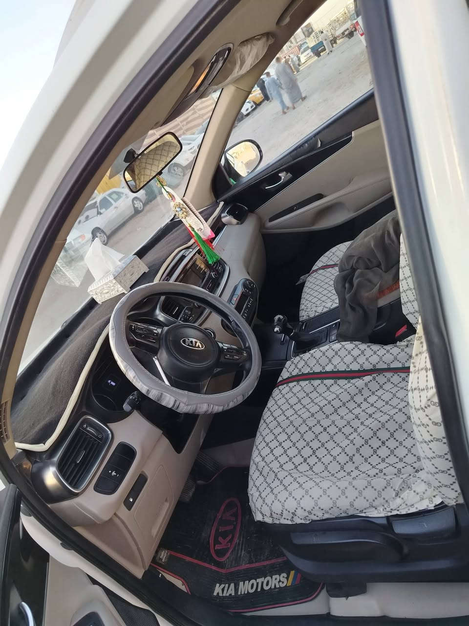 سلام عليكم
سورنتو 16 خليجي 6 سلندر 
7 راكب بيه جاملغ خلفي وجنطه ضرر خفيف 
العنوان الرميثه صيطره العارضيات 
للستفسار ***********
سنويه لل 28
السعر 160 وبيه مجال حك الجيه
