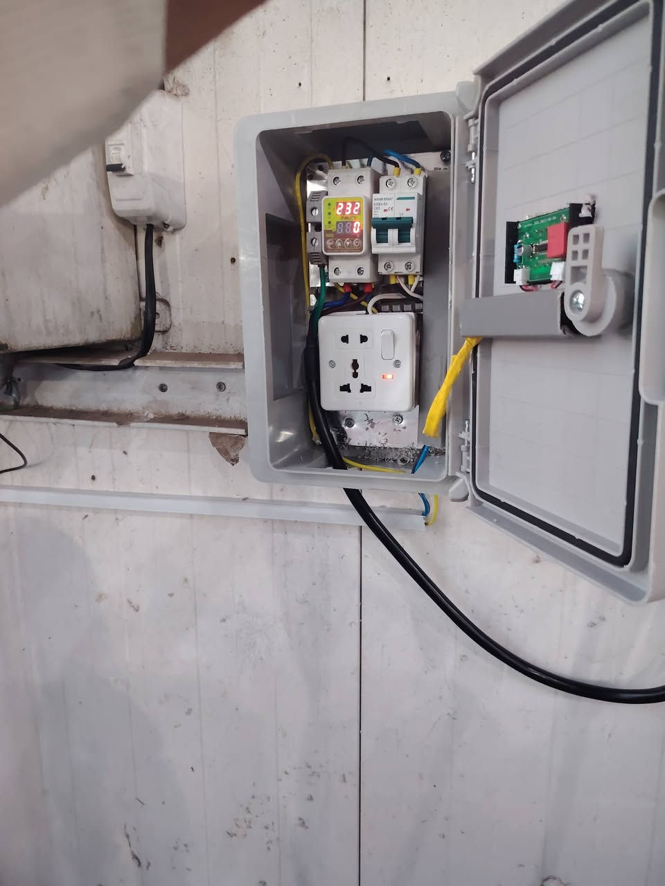 سلام عليكم عمل بورد شحن قفل فولتيه وتحكم امبيريه والايرث لطلب المراسله ع الواتساب *********** مكاني بغداد
