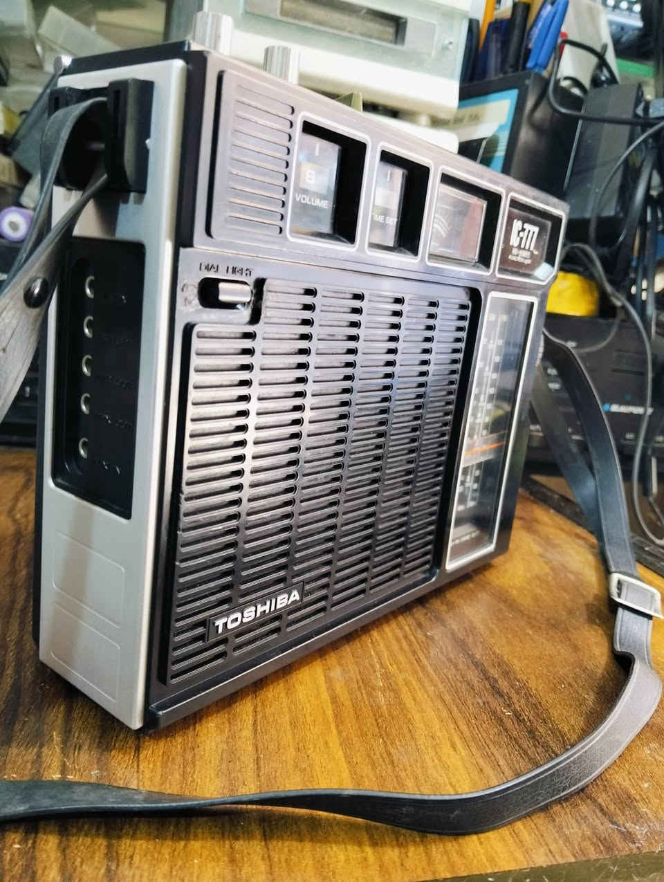من نوادر 
راديو توشيبا TOSHIBA 
صناعه ياباني صنع سنة 1976 
موجات الراديو FM MW SW.
يعمل كهرباء وباتري 
مع واير كهرباء أصلي 
انارة الجهاز شغاله مؤشر كيج شغال 
يوجد فديو بالمنشور يوضح التشغيل 
للحجز والاستفسار المراسله على الخاص


**إذا كنت صاحب هذا الإعلان وتريد حذفه لأي سبب، رجاءا أرسل رسالة إلى الدعم الفني**