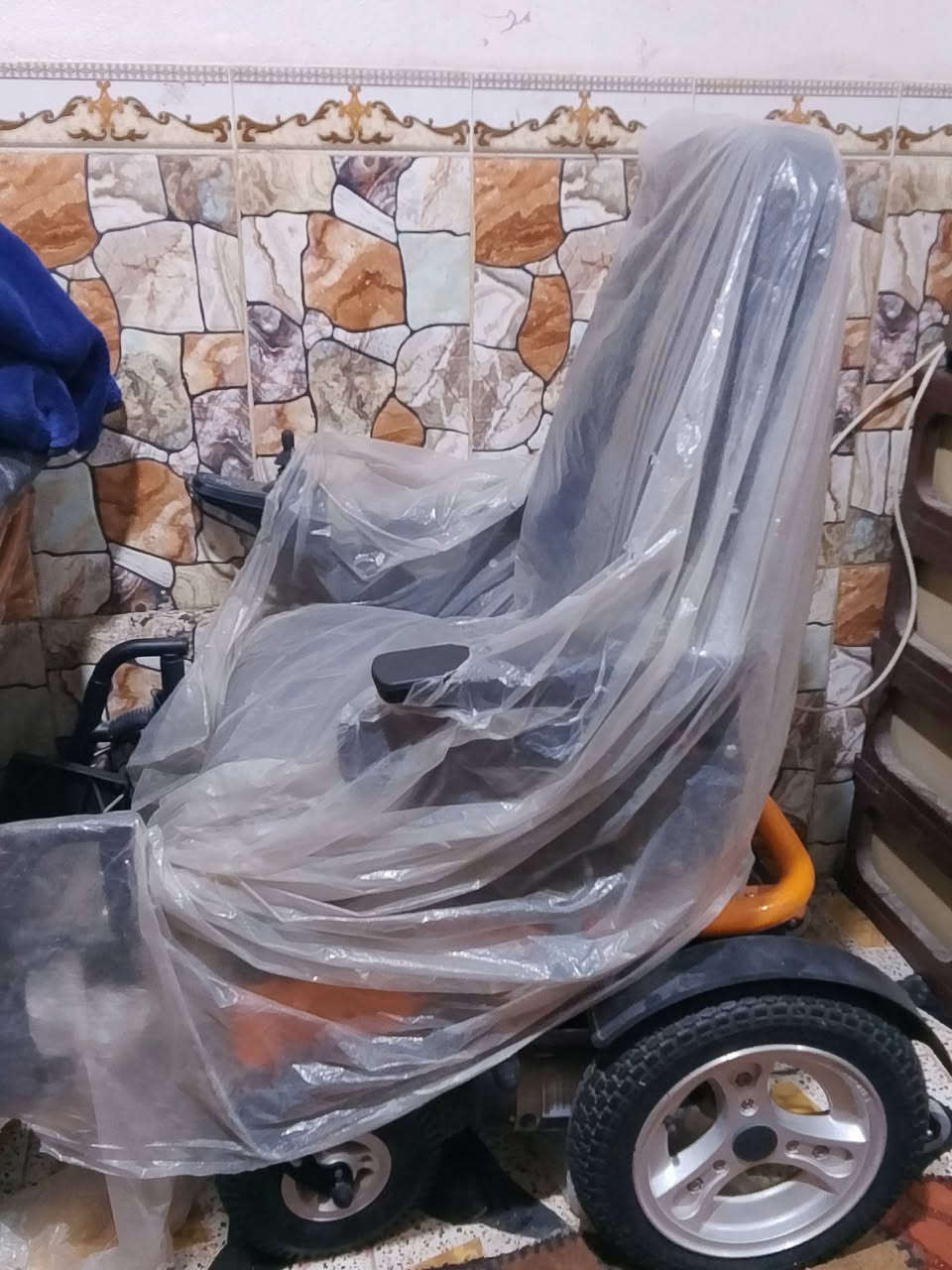 كرسي متحرك البيع ما مستعمل بطاريتين 24فولت مكان ناصريه خلف جامعت ذيقار الرقم *********** السعر520 وبيها محال
