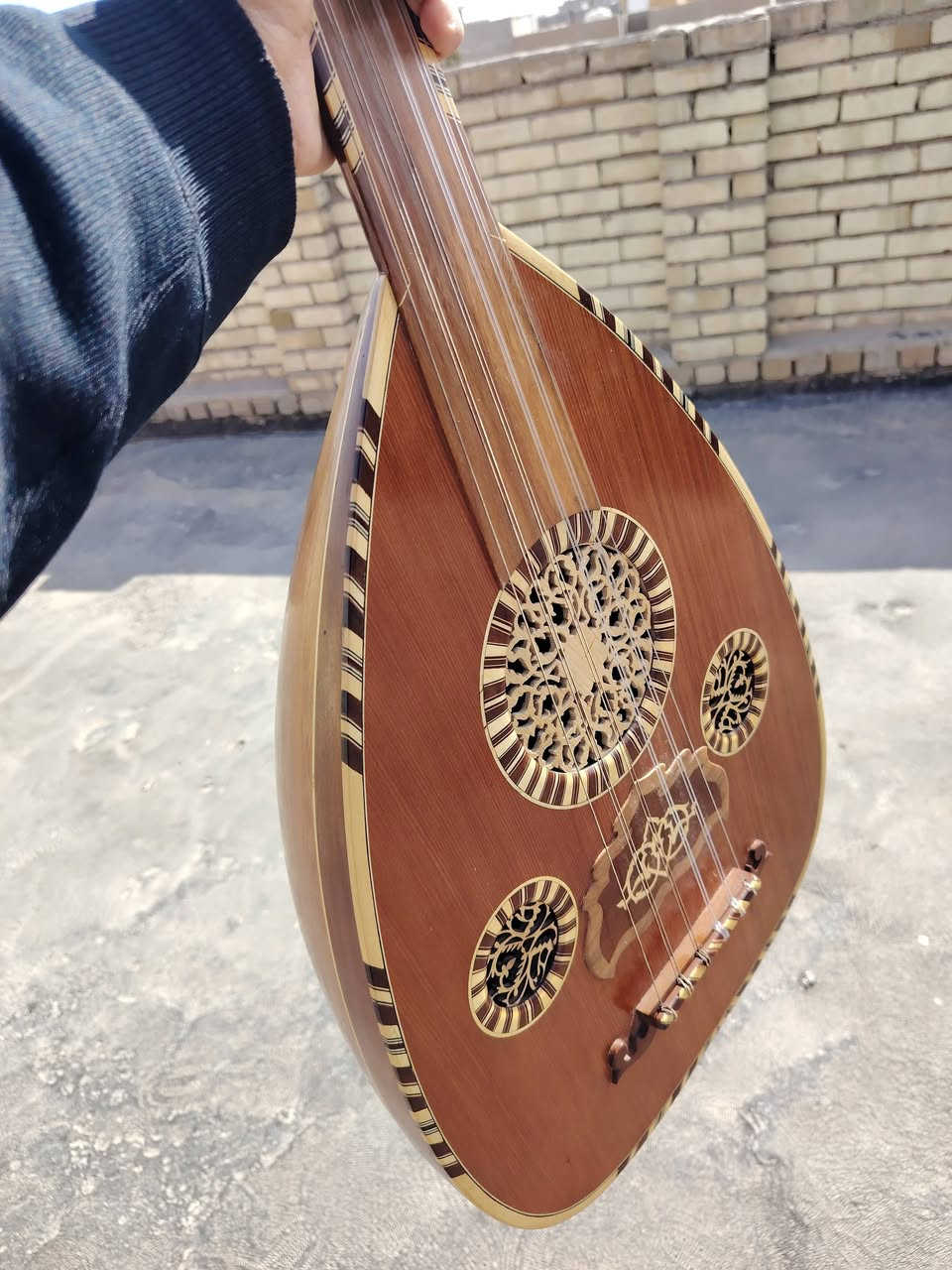 السلام عليكم عود عراقي للبيع صناعة شوقي الخزرجي عود جاهز أوتار قبل شهر مبدلة معروض ب 650 وبي مجال للطيبين *********** هذا رقمي اتصل وتدلل وتفضل واتساب اسمع صوت العود
