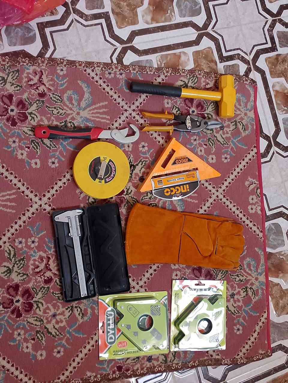 عدد يدويه الكل جديدات فيته 30متر مع چاكوچ مع مكص حديد مع  مغناطيس زاويه العدد 2 مع كفوف طوال  مع ڤيرنيه مع سبانه متعدد القياسات مع كونيه السعر 60 قفل مكاني كربلاء توصيل ماعندي موبايل ***********
