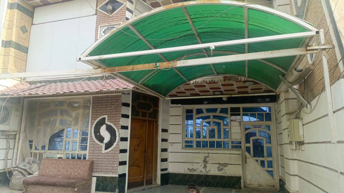 السلام عليكم دار للبيع طابوا ملك صرف
الموقع البلديات الضباط خلف الصحفيين
المساحة 158م جبهة ثمانية ونص يحتوي طابقين ونص +5غرف نوم يكفي 3 عوائل مع حديقه داخليه وخارجيه مع اسواق وتشجير 
مقابل البيت المساحة 200م
السعر 320مليون وبيه مجال
للمعلومات الاتصال على الرقم *********** موجود واتس اب
