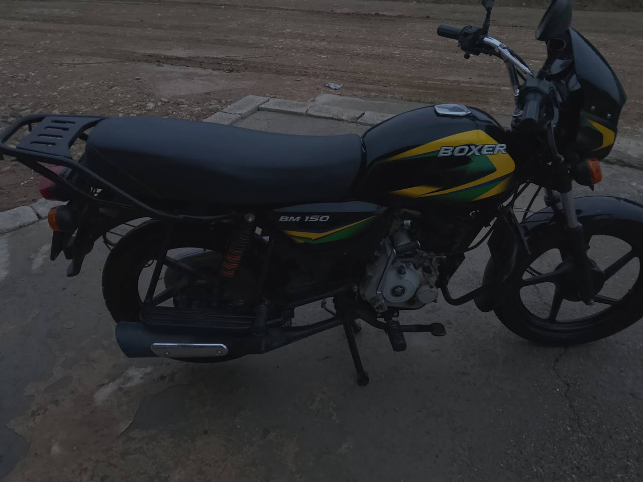 سلام عليكم يوجد لدينا دراجة بوكسر للبيع موديل 2022 على وضع الشركة برغي مامفتوح بيها مرقمة ديالى السعر1700000 وبي مجال غير متواجد على الفيس الاتصال على الرقم ***********
