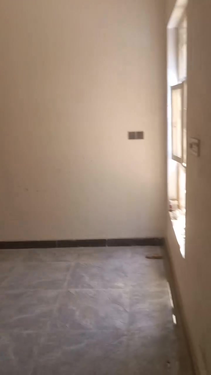 بيت للبيع مساحته 210م بيت حديث غير مسكون مكان حي الأمين نزلت سيد حسين  او نزلت الملعب للستفسار 
***********
