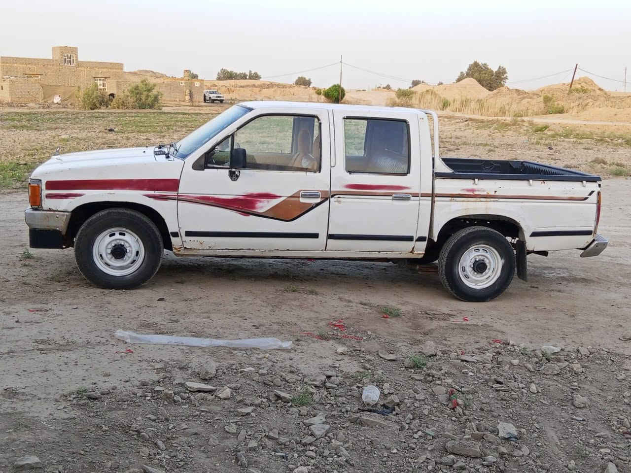 السلام عليكم سياره نيسان البيع مديل 90 رقم واسط مشروع وطني شرط تحويل سنويه 28 مكينه  بيه خيط تبخير قليل وكير وشاصي مكفول كهربايات كلها شقاله سياره حلوه  ومال جناي سعر 25 وبيها مجال مكان سياره سماوه قضاء الخضر الاستفسار اتصل على الرقم *********** مراوس بيكم عادي
