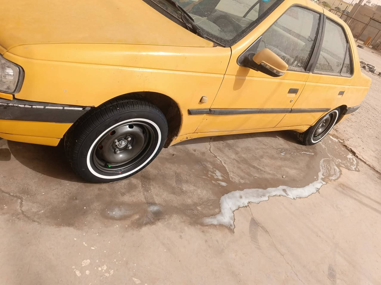 سياره للبيع 405 امصفره هيه وغرامات السياره جاهزه من كاشي كير ومكينه فرنسي تبريد شغال  ثلج امداور ثاني يوم *********** السعر 26وبيه مجال
