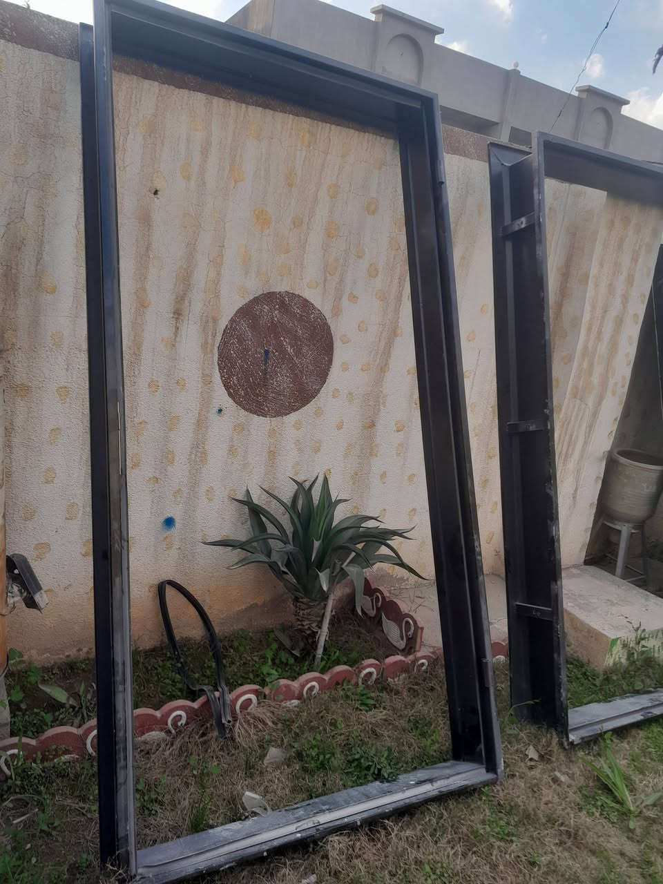 عدنا ٣ابواب حديد عدنا ٥ابواب خشب بعدهم جديد للبيع الي يريد هدا رقمي ***********
