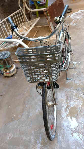 السلام عليكم 
باسكل للبيع نوع ياباني حجم 27 شغال كله وكلشي مابي عوزه كشن و بايدر فقط الباسكل خير من الله عقرب 6نمر 
سعر 70 قفل مكاني الكريعات رقم الهاتف متوفر واتس اب ***********
