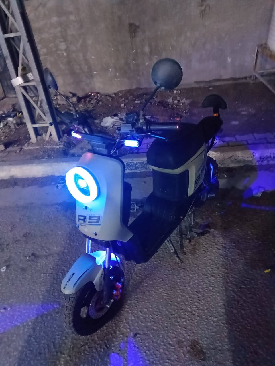 للبيعR9 أخت جديده مستخدم قليل موديل 25 تشتغل كارت وسويج وبصمه واحد على وأحد شرط الفحص سعر 350 كربلاء حي البلديه *********** سرعتها 109
