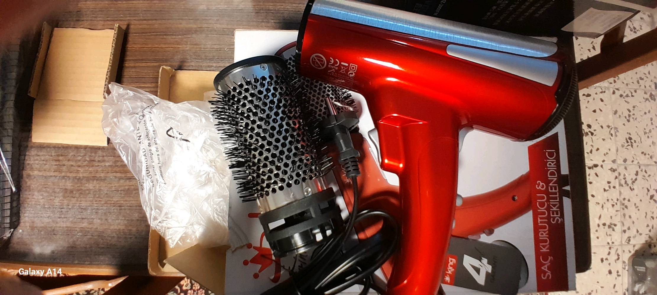 شسوار من نوع King موديل Thunderbird بمحرك DC بقوة 1800 إلى 2000 واط. يتميز الشسوار بفرشة دوارة في اتجاهين لسهولة التصفيف، وثلاث إعدادات للحرارة، وسرعتين. يحتوي على زر للهواء البارد لخدمة مثالية.