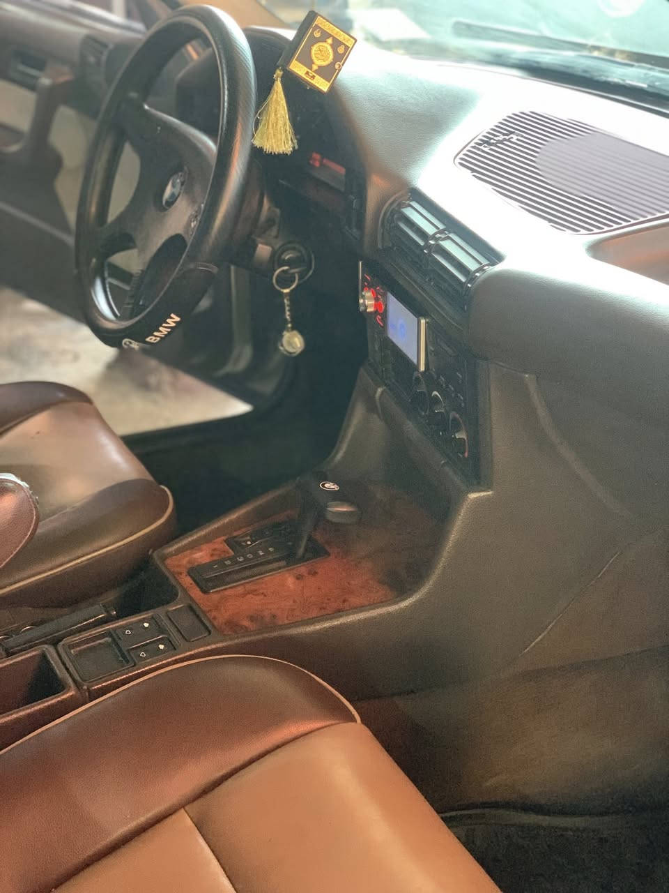 سلام عليكم 525 موديل 1990 للبيع على بلاد بدون صبغ سيارة كلها بلادية سعر 63 ورقة وبيها مجال اتصال على رقم ***********
