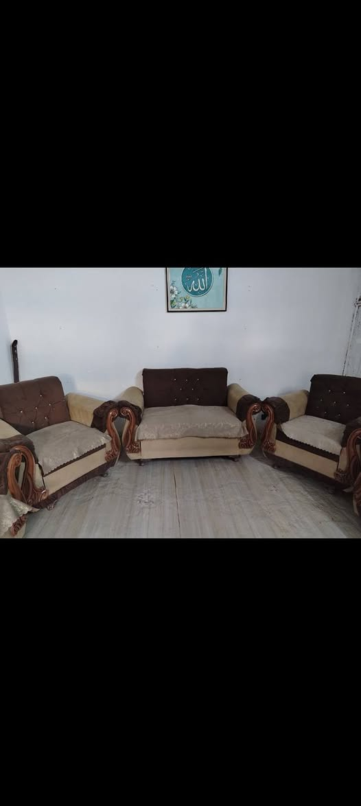 السلام عليكم 
تخم 10 مقاعد يحتاج ترتيب بسيط 
السعر 100 الف
رقم *********** واتس موجود
