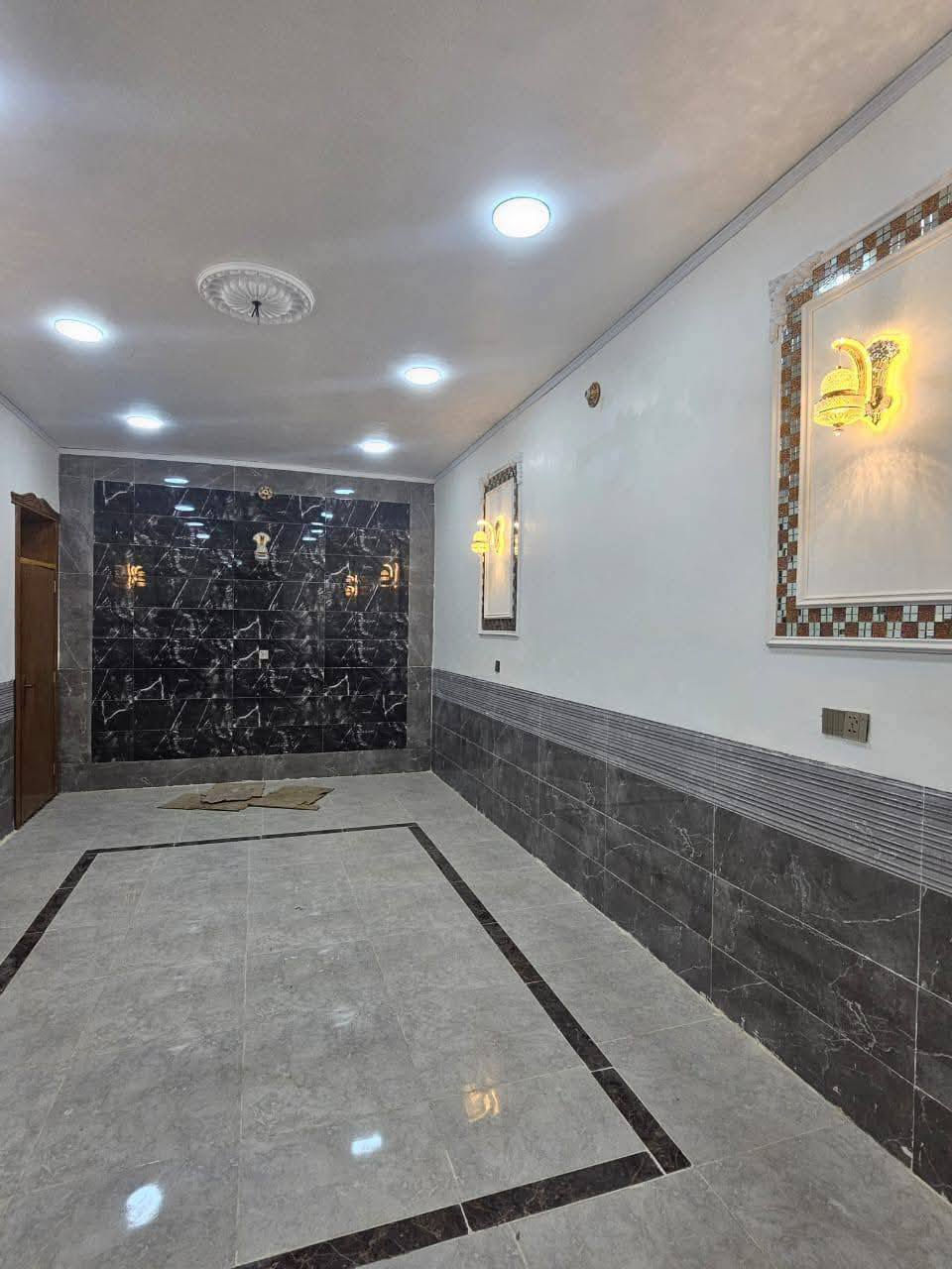 دار للبيع 200م🏕️ (مكتب الخليج للعقار عمود327)
*********** وتساب
***********
✅ مشمول بقرار التطويب 

بسعر /85/ مليون مع المجال
موقع /نجف 🏡شارع الحولي مال المطار عمود 327

البناء 🏡 
غرفتين /صاله/مطبخ / ستقبال/ صحيات/
بناء مرتب/ اساس + سقف كونكريت + طابوك

ألخدمات 🏡 
ماء/كهرباء/مدارس/سوق/تبليط/لحد الباب
