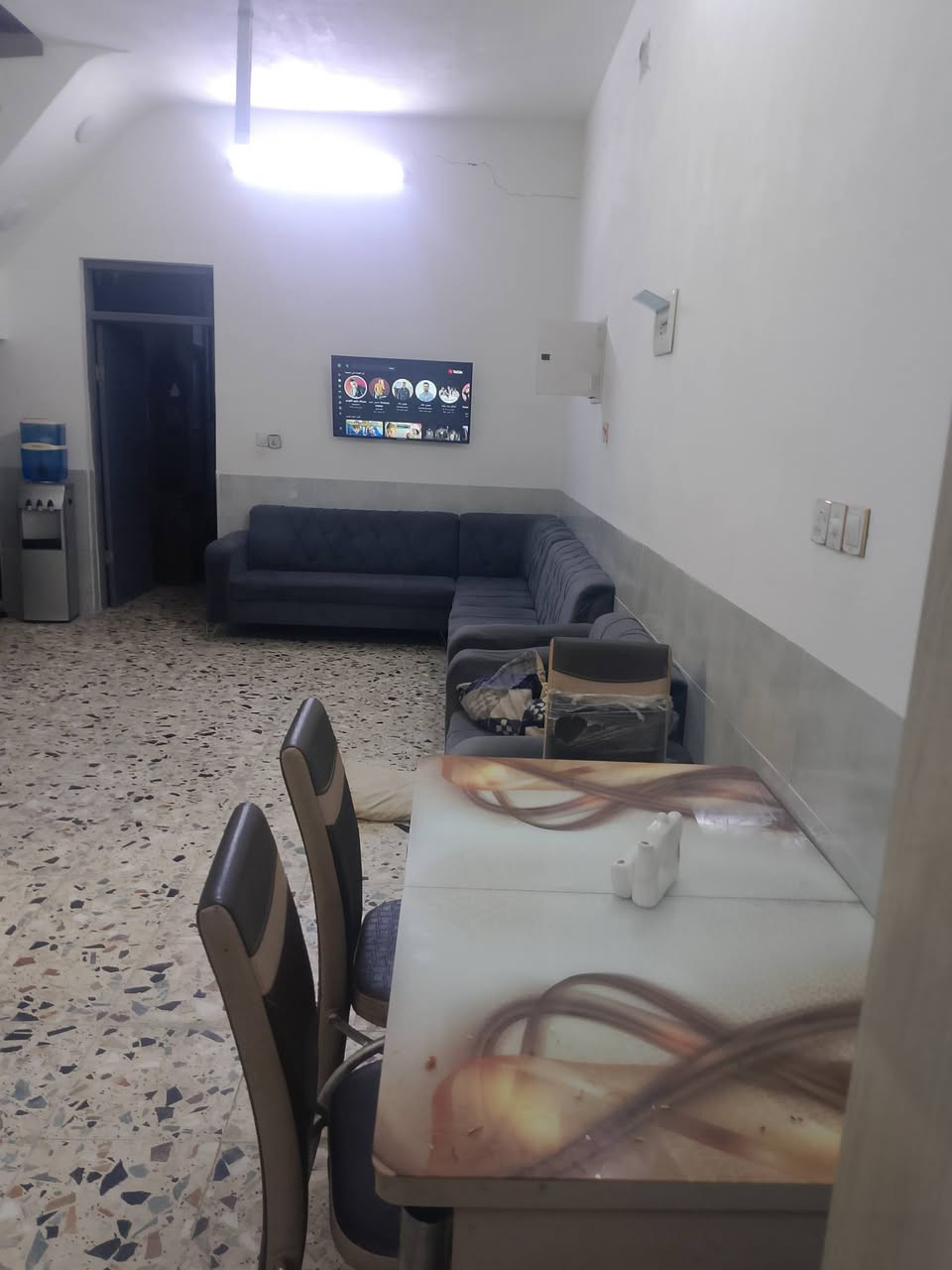 سلام عليكم بيت للبيع المساحه 200متر البناء 120متر  طابوك بناء جديد 2026 كامل الخدمات العنوان حي طارق الشيشان ال110 قرب ابو علي المختار الستفسار ***********
