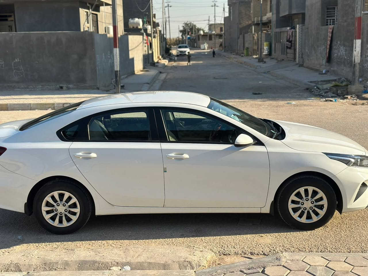 سلام عليكم 
للبيع سيراتو مديل 2024 
مكفولة كفالة عامة 
مكينة 2000
ماشة ٦٠ 
كشنات مخمل 
المكان السيارة واسط الصويرة 
للستفسار 
***********
