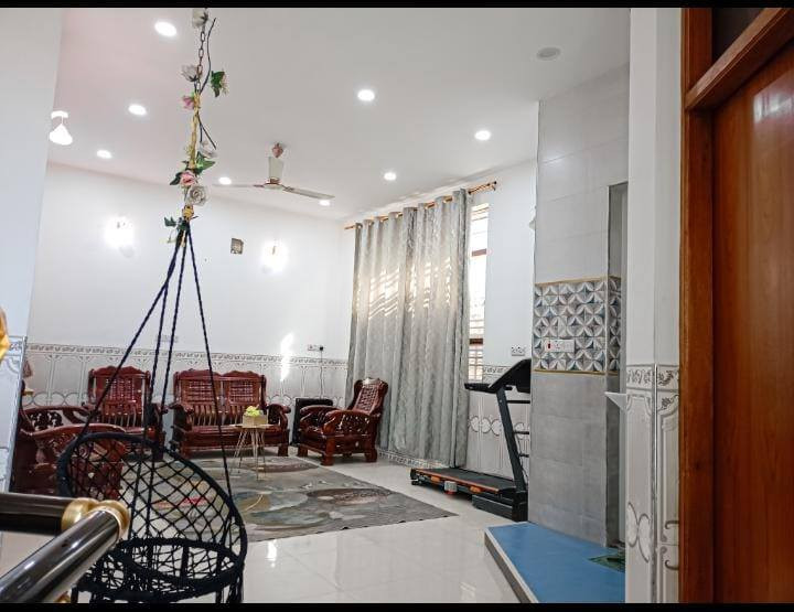 بيت للبيع قرب شارع الطاقه المساحه 150 بناء حديث قاطين الطابق الارضي استقبال ومطبخ وصاله وغرفه زائد مجمع صحيات داخلي وخارجي والقاط الثاني 3 غرف نوم زائدا صاله مع صحيات والقاط الثالث مخزن كبير والبناء كله درجه اولئ للاستفسار التصال بالرقم ***********
