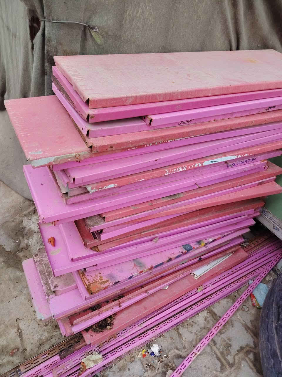 رفوف جداريه عدد 50 قطعه كاملات
ستاندات او سكك للبيع السعر 150 الف كلهن عنوان كوفه
للستفسار ***********
