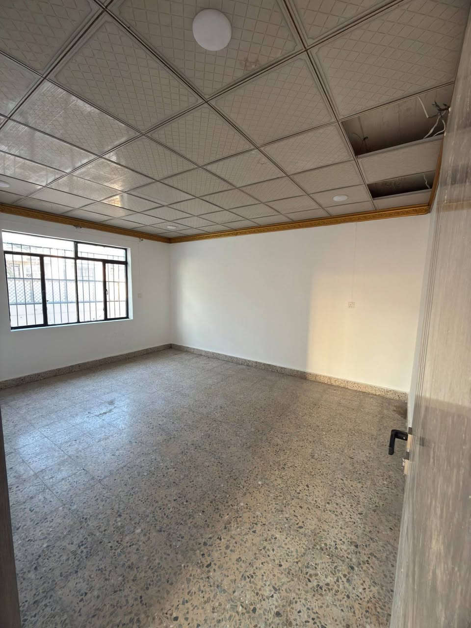 سلام وعليكم شقه اللايجار في حي البكر موقع مميز قرب كنيسة تيتانك المساحه ٣٠٠ مربع تحتوي على ٣ غرف نوم و هول و مطباخ و صحيات للاستفسار عن سعر الاتصال على الرقم ***********
***********
