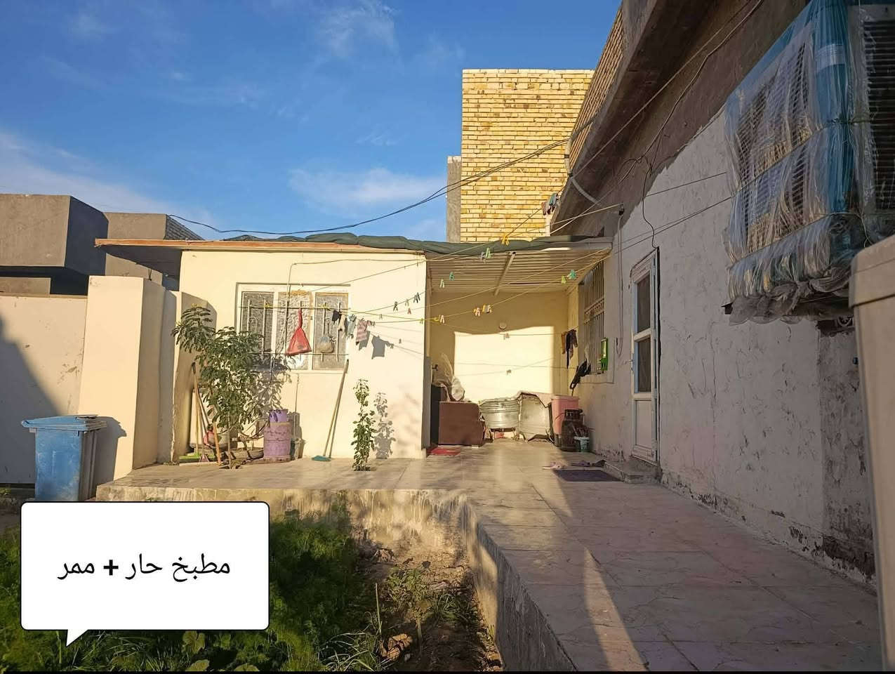 بيت مع قطعه للبيع
البيت مساحته ٣٠٠ + قطعه ١٣٠ متر 
يتكون البيت :
 ٢ غرف نوم (٥×٤)
استقبال (١٠ متر)
صالة (٦ متر)
مطبخ داخلي بارد و مطبخ خارجي حار 
حمام داخلي (حمام فقط)
  صحيات متكامله خارجيه (حمام + تواليت)
بيتونه (٦ متر)
البناء طابوق ، السقف صب كونكريت فرشي 
حديقة اماميه و خلفيه مع ممر خارجي 
القطعه خلف البيت مفتوحه على البيت و هي حاليا حديقه خلفيه تكون نهاية شارع الموقع 
حي  شارع أستاذ خالد 
قرب الحسينية الزهراء أي استفسار إتصال على الرقم التالي واتساب 
***********
