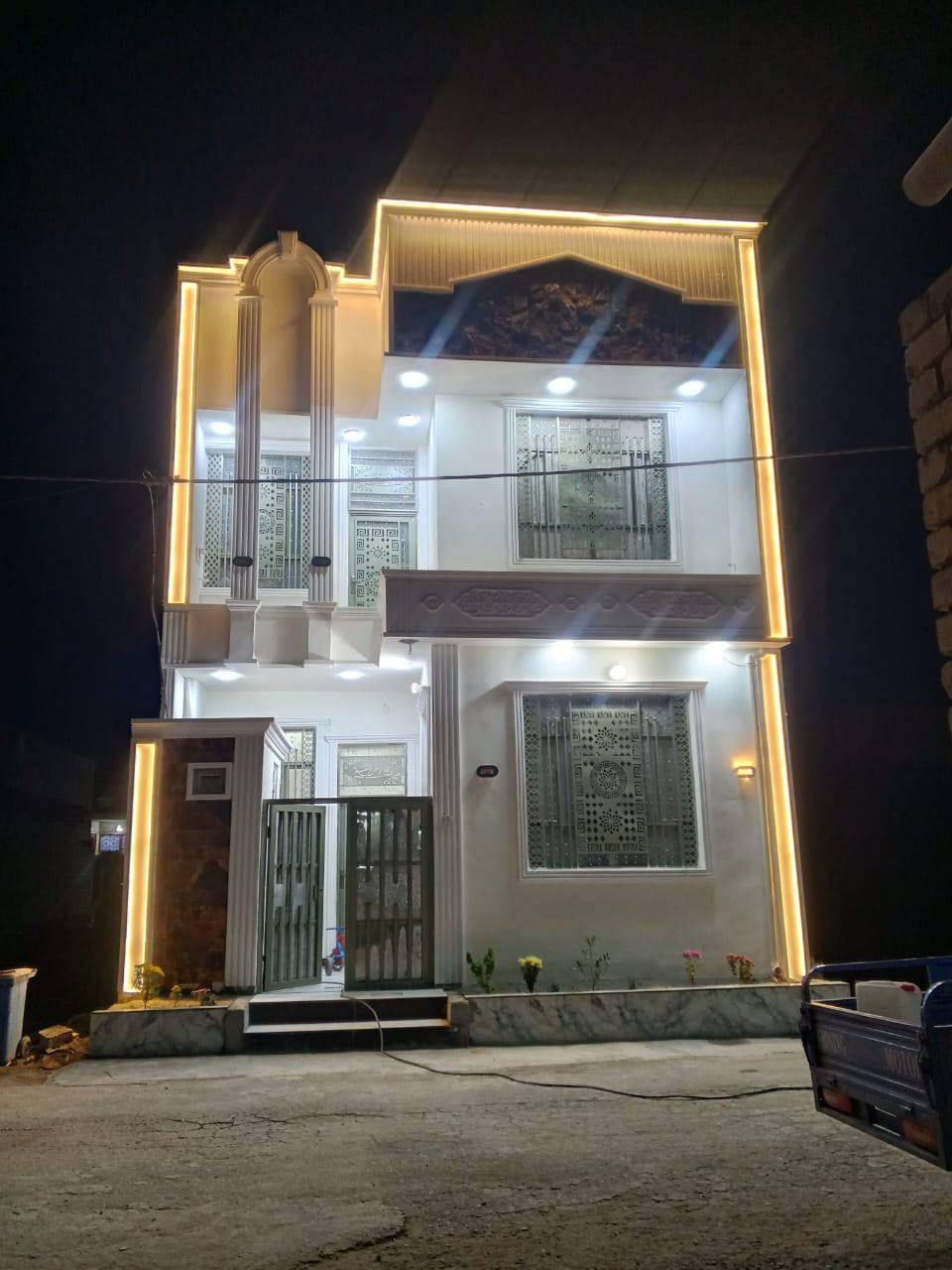 السلام عليكم  بيت للبيع المساحة 100متر طابو زراعي عقد 25اقرار محكمه كربلاء حي الامل  مقابل عمود 83بناء طابوك السعر 130اتصل ***********
