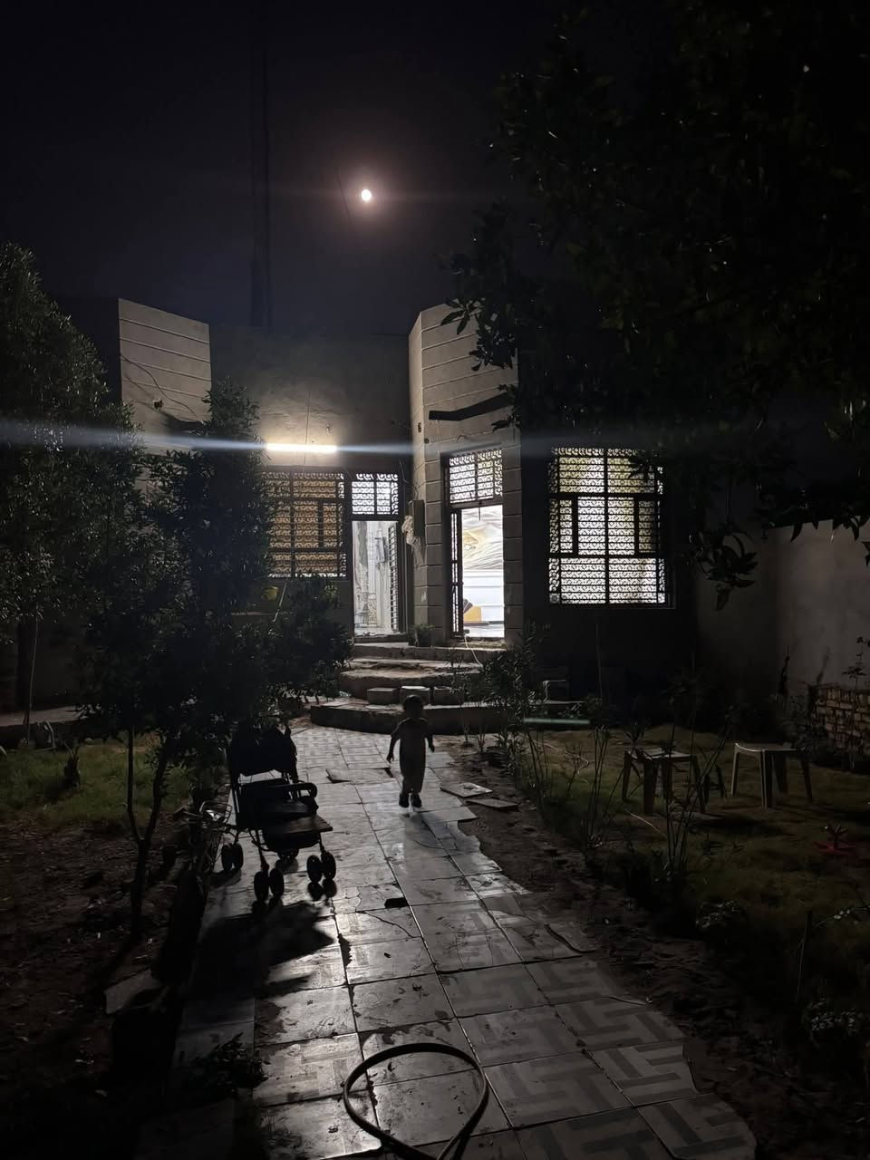 السلام عليكم بيت بحي الأمين الاولى نزله المخبز نزله مقابيل سفينه النجاه لبيع يتكون من إستقبال وصاله ومطبخ حار ومطبخ بارد طارمه صحيات حديقتين كبار عوزه بس الغرف مبني البتلو مالتهن ومدفونات يعني بس صعد الأساس كونكريت مسلح الارضيه گرانيت مساحته 312 الاستفسار الاتصال على الرقم ***********
