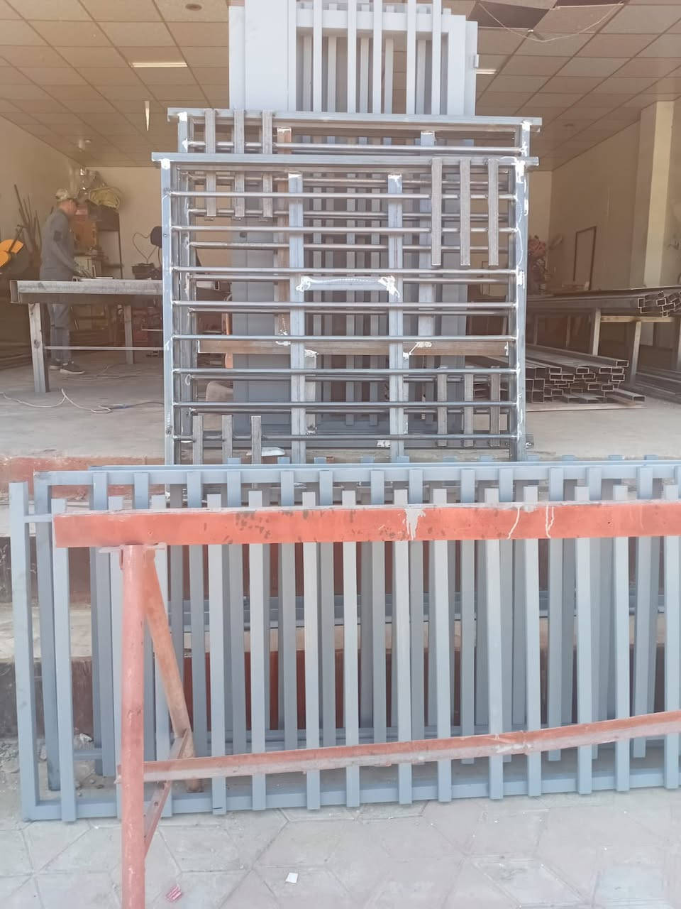 حداد درجه اولى اشتغل احدث الديكورات التركيه اسعار مناسبه ابواب شبابيك محجرات سقايف كي سبان سندويج بنل تكريت القادسيه شارع بادار ابو ابراهيم *********** زين ***********
