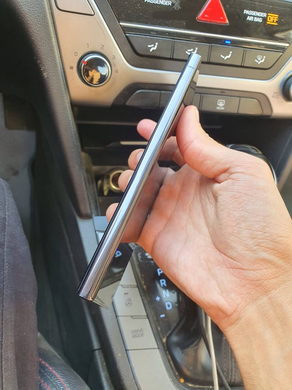 السلام عليكم s23 الترا ذاكرة 256 شرق اوسط دبل سيمكارت جهاز كله مكفول وشغال ما عدا الكاميرات واكفة وهاي النقطة بطرف الشاشة مماثرة ولا تكبر وباقي كله شغال بدون خلل رايده ب350 وبي مجال للشراي مكاني بغداد ***********
