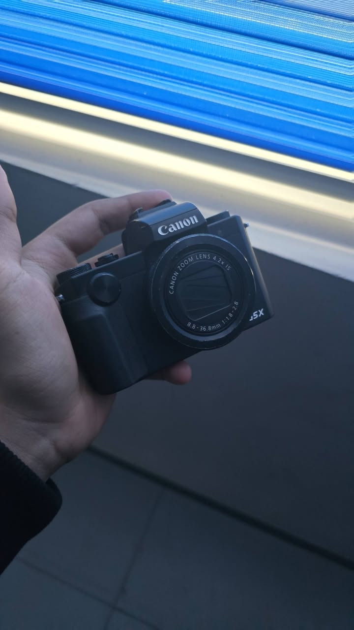 كامرة canon g5x
 الغنية عن التعريف

كامرة مناسبة و مواصفاتها خارقة

ما تعرف بيهن ابحث وشوف شكد سعرها 

جديدتها حوالي مليون و شوية يمي بلاش راسلني وتدلل لو على رقمي بيه واتساب ***********
