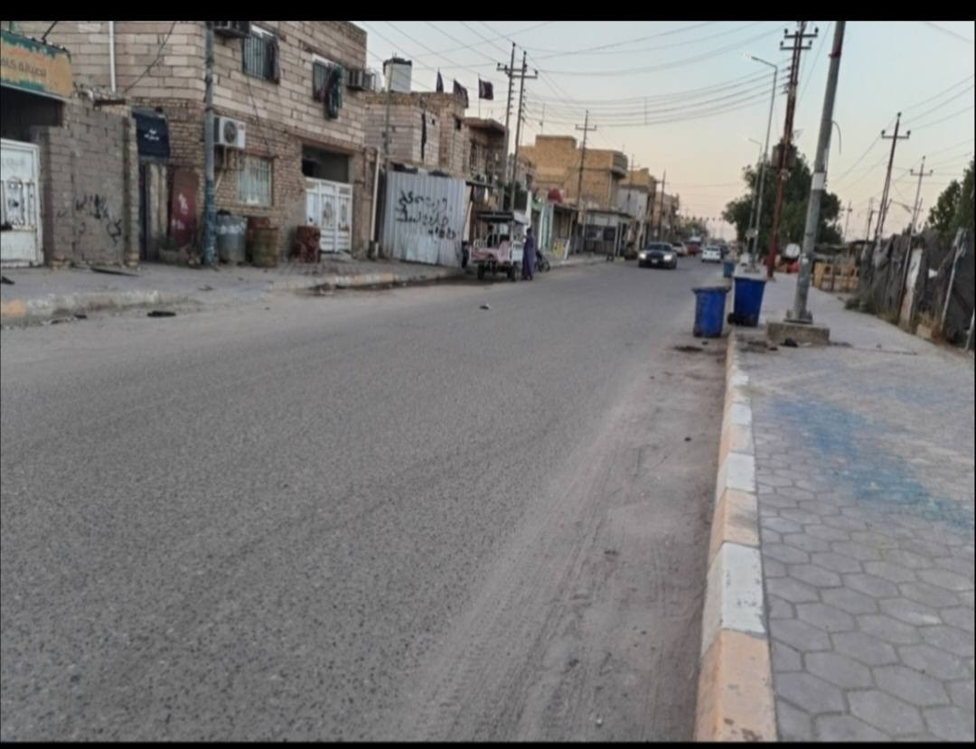 دار للبيع  حي شهداء شارع الخدمي مساحته 200م    طابق واحد تفاصيل البناء  غرفتين وصاله وستقبال ودوانيه  وطارمه وصحيات خارجيه وداخليه ومحلات ثنين ..عكاده  للاتصال ***********
