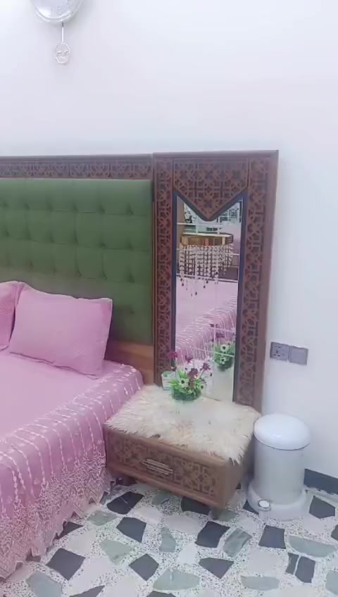 سلام عليكم عيني غرفه نوم للبيع جديده والله العظيم سعرها 750وبيها مجال وعندي هواي غراض منزليه من طباخ فرن من اوفن زوالي ثلاجات مجمده الي يحب يتواصل هاذ رقمي وبي واتساب ***********
