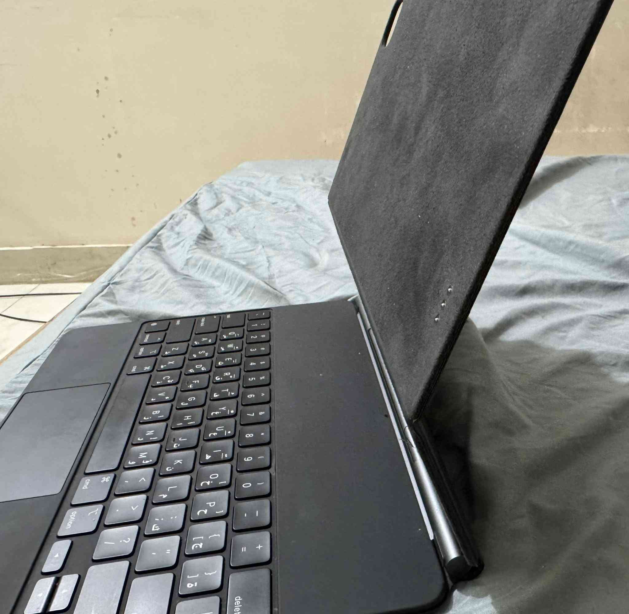 للبيع Magic Keyboard أصلي للـ iPad Pro 12.9
• الحالة: نظيف جداً، بدون أي شخوط أو عيوب
• عربي / إنكليزي
• جميع الأزرار والتاتش باد شغالة 100%
• استخدام شخصي وخفيف
• السعر: 250,000 دينار (سعر ما يتفوت)
العلبة الأصلية ويا 
للاستفسار مراسلة خاص


**إذا كنت صاحب هذا الإعلان وتريد حذفه لأي سبب، رجاءا أرسل رسالة إلى الدعم الفني**