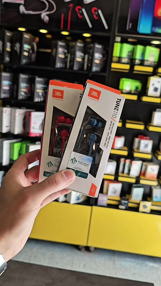 ⁨	𝐉𝐁𝐋 𝐓𝐔𝐍𝐄𝟏𝟏𝟎 سماعات الأذن JBL TUNE110. تتميز بخفة وزنها وراحتها وصغر حجمها. تحت غطاء السماعة المتين، يوجد زوج من مكبرات الصوت بحجم 9 مم تُصدر صوت جهير قوي، مُعيدًا إنتاج صوت JBL Pure Bass الذي استمتعتم به في قاعات الحفلات الموسيقية والساحات واستوديوهات التسجيل حول العالم. بالإضافة إلى ذلك، يتيح لكم جهاز التحكم عن بُعد بزر واحد على كابل مسطح مقاوم للتشابك التحكم في تشغيل الموسيقى، فضلاً عن الرد على المكالمات بسهولة باستخدام الميكروفون المدمج. اجعلوا سماعات JBL TUNE110 رفيقكم اليومي في العمل والمنزل وأثناء التنقل. ● ضمان أستبدال لمدة سنتان السعر: 15,000 دينار 💸 ─ ─ ─ ─ Pixel ─ ─ ─ ─ العنوان: بغداد - الشعب - شارع الصحة 📍 رقم الهاتف: *********** 📞 التوصيل لجميع أنحاء العراق 4,000 🚕⁩⁩⁩⁩⁩

