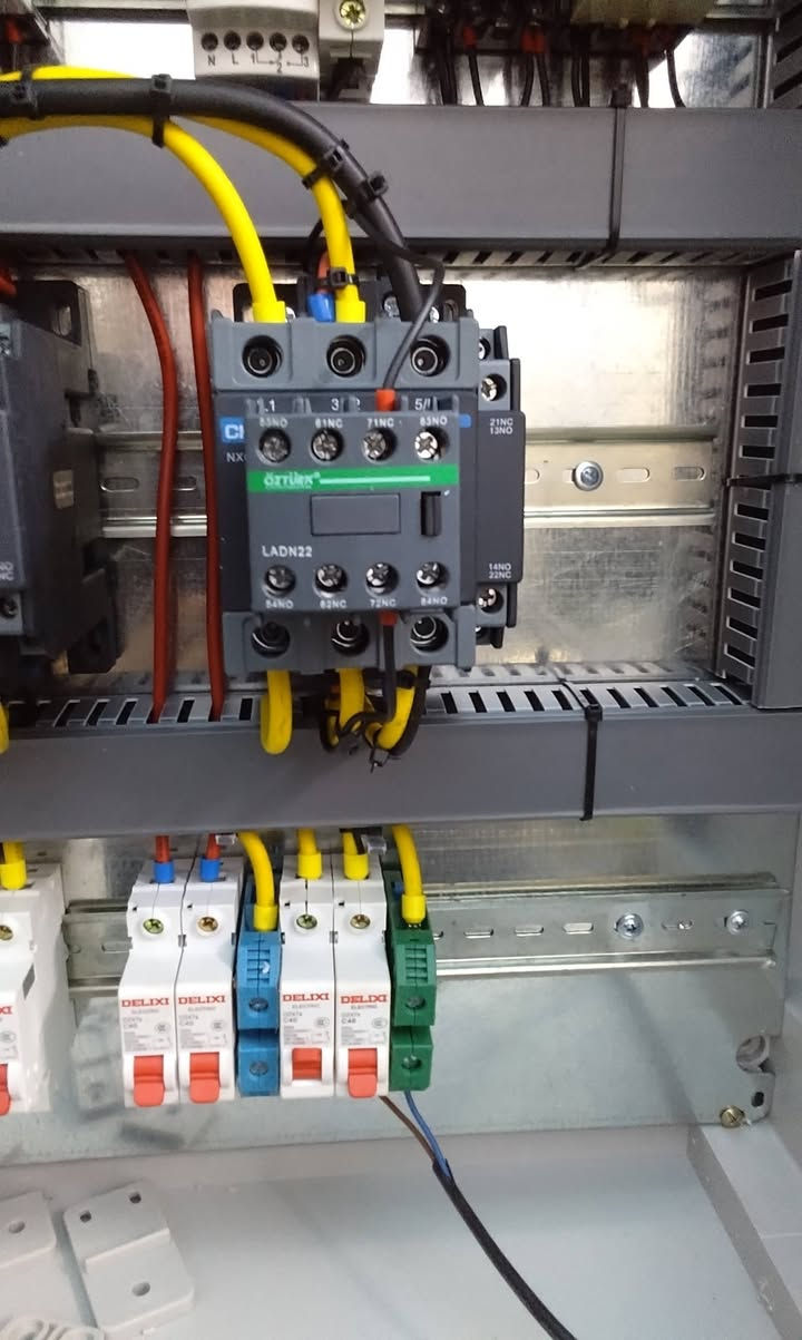 تم بعون الله نصب بورد لاحد الاخوه في منطقه حي العامريه مقابل المجمع السكني شركه ايريكا للمطابخ الإيطالية والاثاث المنزليه البورد عباره عن خطين تحويل بنظام الا ats   حار بارد منفصل الكوتكترات من شركه شانت والفيزا فلر تركي مستعدون لعمل وصيانه جميع انواع البوردات المنزليه واضافه جميع انواع الحمايه للمنازل والمحلات متواجد ٢٤ ساعه بغداد الرصافه للاتصال *********** أو *********** يوجد واتساب صوره ومقاطع فيديو مع التقدير
