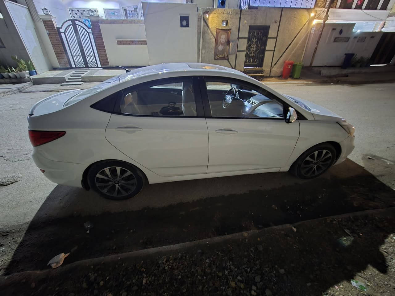 سلام عليكم ...
● ه‍ونداي اكسنت موديل 2016 خليجي مرقم بغداد 
●كفاله عامه ما عده شبر جاملغ وباب صبغ 
المواصفات : 
• فتحه سقف 
• شاشه كامره
• تحكمات ستيرن جهيتين 
• دواخل بيجي عله وضع شركه 
• محرك 1600 شرط ما مفتوح جاهزه محرك كير                    • حداديه تبريد جاهزه للخير 
 ( السعر 105 وبيها مجال للشراي )
مكان سياره بغداد - مدينه الصدر   
الرقم : ***********
