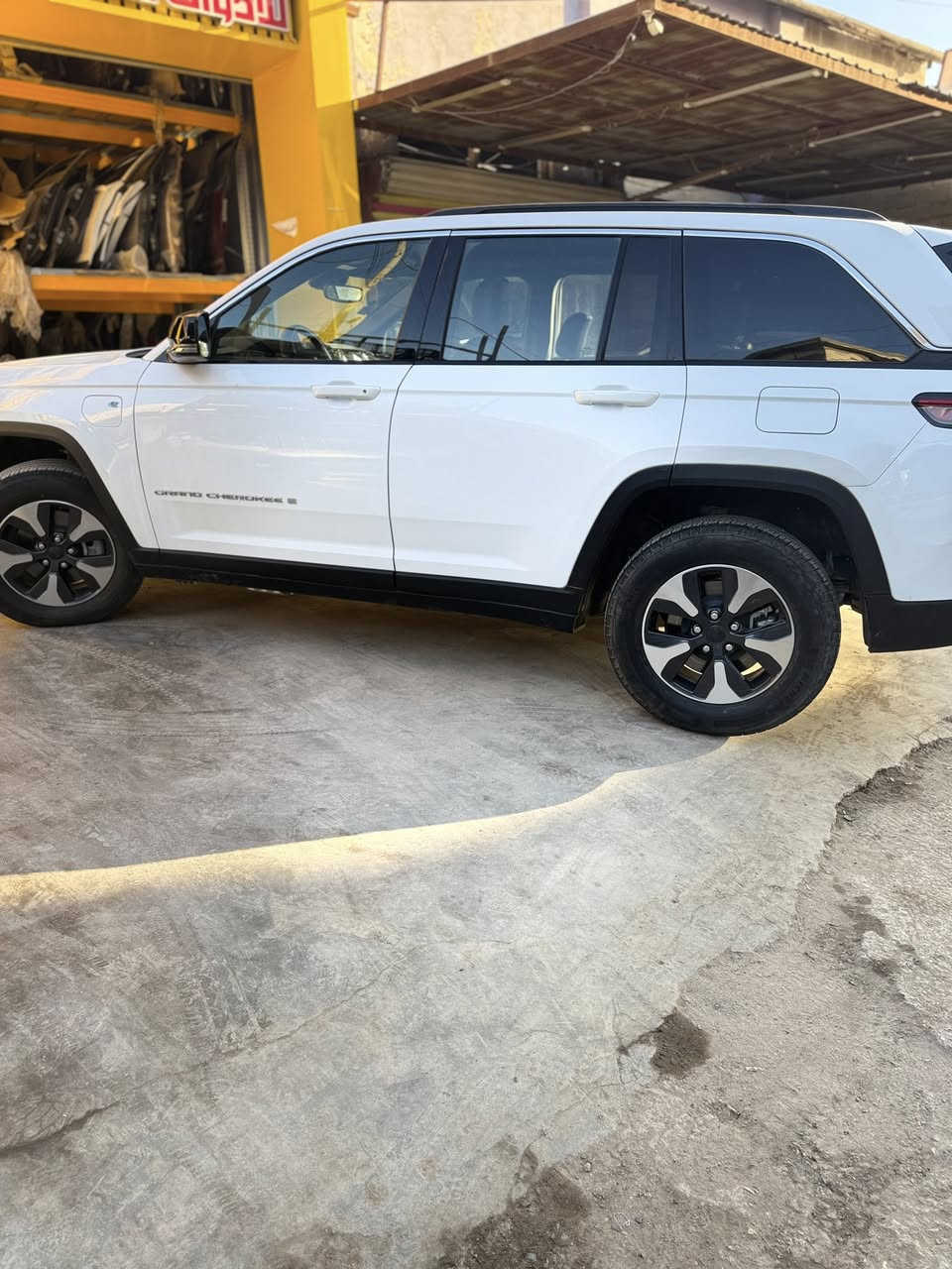 السلام عليكم
للبيع فقط 
جيب هايبرد موديل 2024 وارد امريكي
الحادث / سرقة بدون اي حادث او صبغ فقط سرقة وكل قطعها راجعة بلادي تفصيخ بدون قطرة صبغ وكما موضح في الصور بالمنشور ورقم الشاصي بالصور موجود
فول مواصفات 
بانوراما
3 شاشات 
رادارات وتوقف ذاتي 
حساسات
تحديد مسار 
وبعد بيها هواية مواصفات 
البطاريات كلها مكفولة وشرط الفحص 
الكهرباء والهايبرد 
محرك كير حدادة كشر كلها مكفولة وشرط الفحص 
السيارة كاملة مكملة الف متصرف عليها 
الرقم بغداد الجديد
مكان السيارة بغداد
الرقم او واتساب
***********
