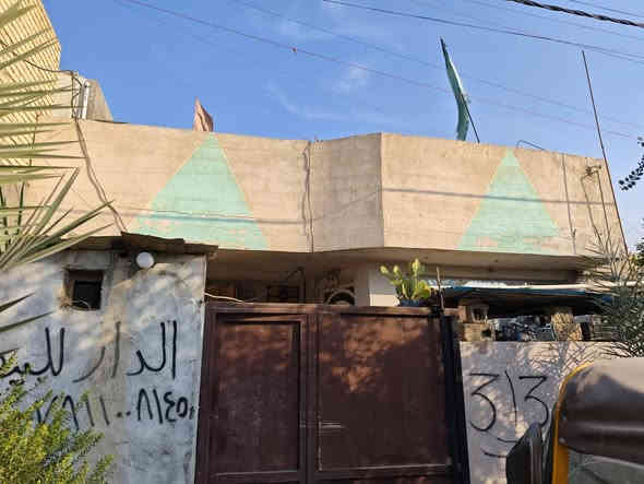 السلام عليكم بيت للبيع مساحة 185 متر طابقين يحتوي على صحيات خارجية وداخلية واربع غرف نوم 
المحمودية حي 16 
السعر 145 وبي مجال 
***********
