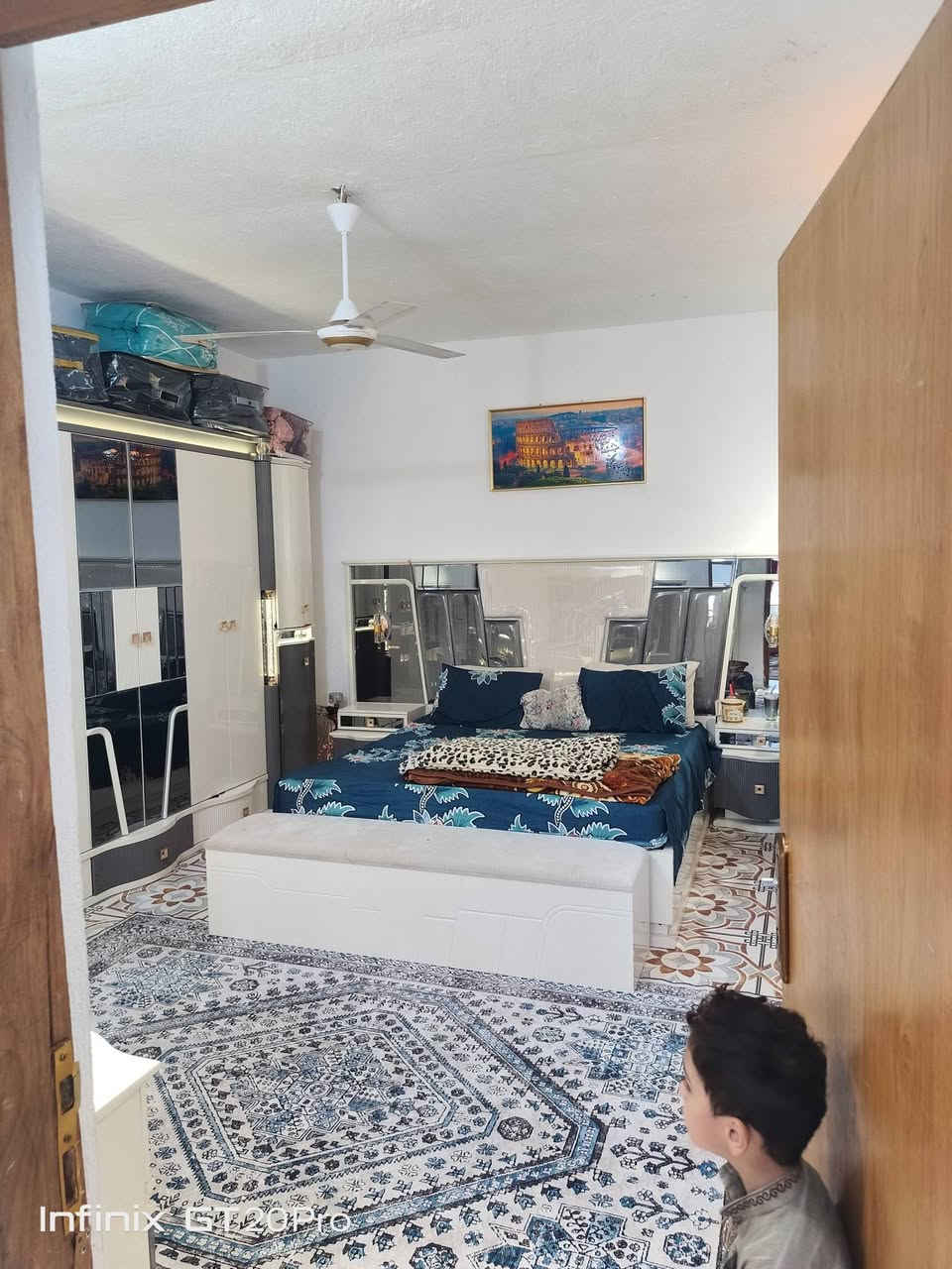 بيت للبيع مساحة 180 متر، العنوان حي الشهداء قرب جسر الزهور وخلف إسالة الماء، بيت بصف الركن،
طابقين، الطابق الأول كونكريت، يتكون من غرف نوم عدد 2+مطبخ +صالة+أستقبال +كراج سيارة +مجموعة صحية داخلية وخارجية
أما الطابق الثاني عكاده يتكون من غرف نوم عدد 2 +صالة
بناء سنة 2023
واجهة 9، نزال 20 
قابل للبيع مع الأثاث أو بدون الاثاث 
السعر خاص أو الأتصال ع الرقم
***********
